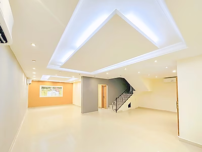 في موقع مميز: فيلا جذابة بثلاث غرف نوم + غرفة خادمة