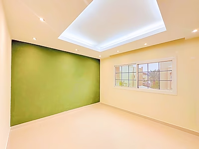 في موقع مميز: فيلا جذابة بثلاث غرف نوم + غرفة خادمة