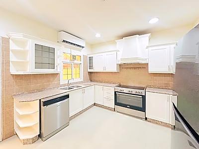 في موقع مميز: فيلا جذابة بثلاث غرف نوم + غرفة خادمة