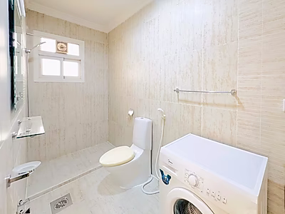 في موقع مميز: فيلا جذابة بثلاث غرف نوم + غرفة خادمة