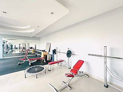 في موقع مميز: فيلا جذابة بثلاث غرف نوم + غرفة خادمة