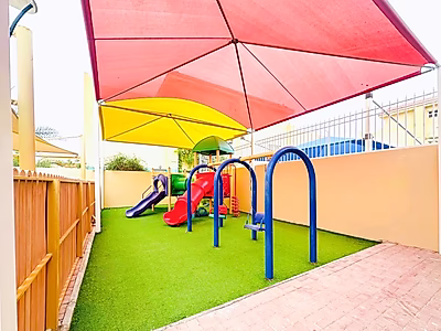 في موقع مميز: فيلا جذابة بثلاث غرف نوم + غرفة خادمة