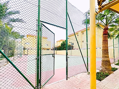 في موقع مميز: فيلا جذابة بثلاث غرف نوم + غرفة خادمة