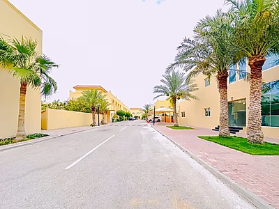 في موقع مميز: فيلا جذابة بثلاث غرف نوم + غرفة خادمة