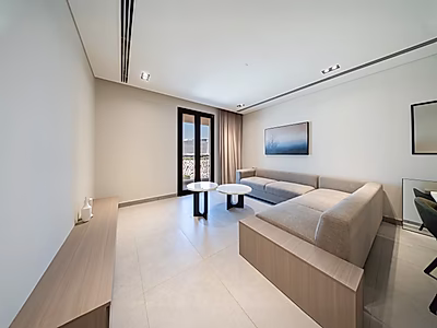 شقة غرفتين نوم مفروشة بالكامل للبيع | إطلالة بحرية | تسليم قريب