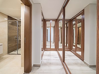 شقة غرفتين نوم مفروشة بالكامل للبيع | إطلالة بحرية | تسليم قريب