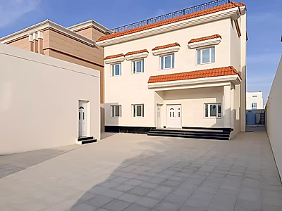 فيلا فاخرة جديدة للبيع في السخامة – جاهزة للسكن