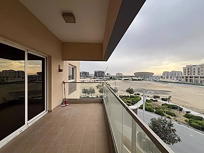 شقة واسعة 3 غرف + غرفة خادمة في فوكس هيلز | شامل الفواتير