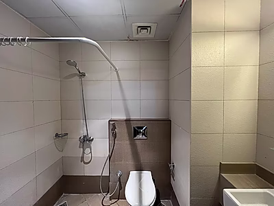 شقة واسعة 3 غرف + غرفة خادمة في فوكس هيلز | شامل الفواتير