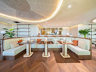 مقهى شاطئي فاخر بدون تكاليف رأسمالية | موقع مميز في برج سكني راقٍ | منصة جاهزة للتوسع