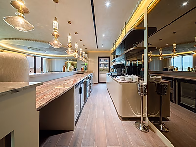 مقهى شاطئي فاخر بدون تكاليف رأسمالية | موقع مميز في برج سكني راقٍ | منصة جاهزة للتوسع