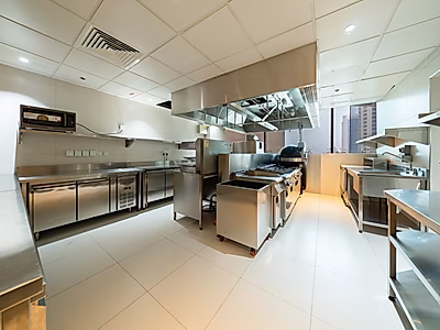 مقهى شاطئي فاخر بدون تكاليف رأسمالية | موقع مميز في برج سكني راقٍ | منصة جاهزة للتوسع