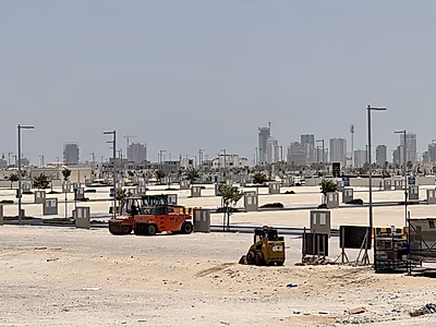 قطعة أرض مساحتها 400 متر مربع في هزوم لوسيل | تطل على طريق الخور السريع