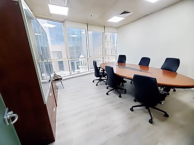 فضل عرض في ويست باي - إطلالات بحرية، مساحة واسعة، وموقع متميز