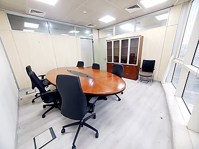 فضل عرض في ويست باي - إطلالات بحرية، مساحة واسعة، وموقع متميز