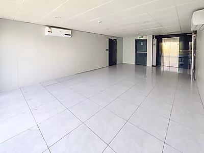 مستودع مفتوح | سيارات، آلات، حاويات