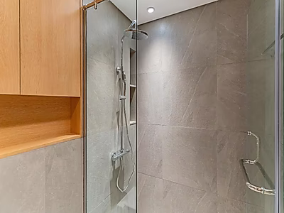 شقة بغرفتي نوم أو أكثر | جاهزة للسكن | خطة سداد ممتدة حتى عام 2031 | موقع عائلي مميز