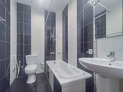 شقة أنيقة بثلاث غرف نوم بتشطيبات فاخرة