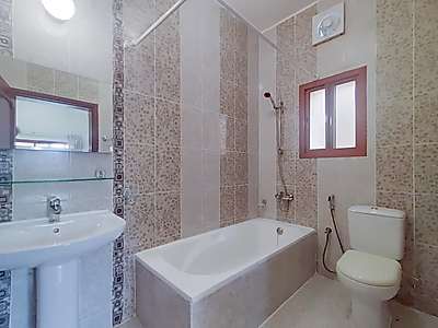 شقة أنيقة بثلاث غرف نوم بتشطيبات فاخرة