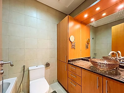 شقة مذهلة بثلاث غرف نوم بأناقة عصرية