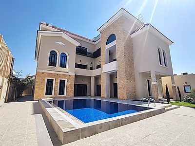 فيلا فاخرة تتكون من 7 غرف نوم وأكثر