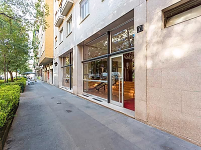 شقة أنيقة بتصميم مصمم في الطابق الأرضي مع إمكانية الوصول إلى فناء خاص - منطقة سيتي لايف، ميلانو