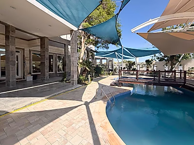 فيلا تجارية | أكثر من 8 غرف نوم | تشطيبات فاخرة