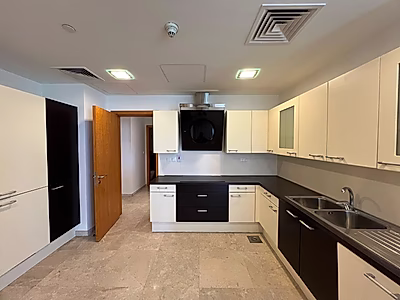 شقة فسيحة بإطلالة بحرية خلابة | 3 غرف نوم + 3 أشهر | شرفة | ويست باي