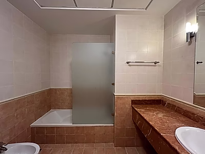 شقة فسيحة بإطلالة بحرية خلابة | 3 غرف نوم + 3 أشهر | شرفة | ويست باي