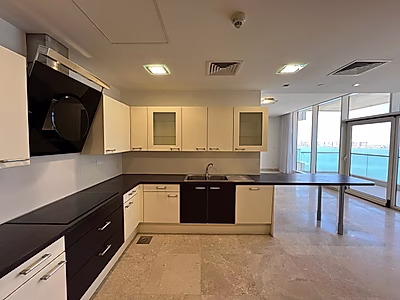 شقة فسيحة بإطلالة بحرية خلابة | 3 غرف نوم + 3 أشهر | شرفة | ويست باي