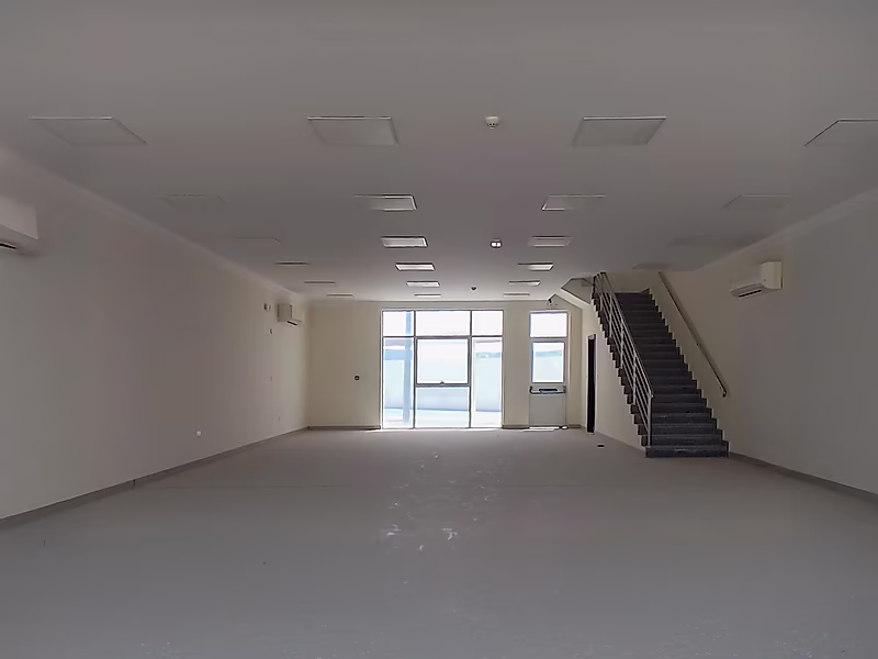 MODERN LOGISTICS HUB WITH SHOWROOM AND OFFICES - Photo 2