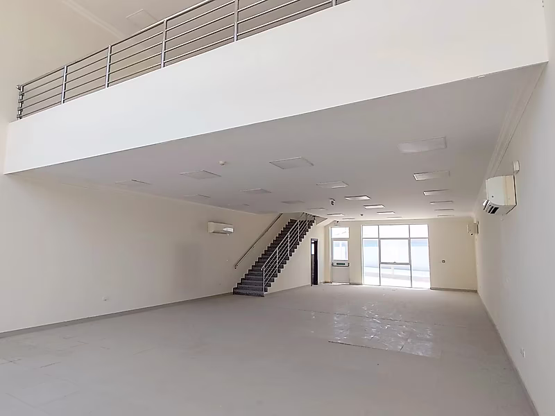 MODERN LOGISTICS HUB WITH SHOWROOM AND OFFICES - Photo 3