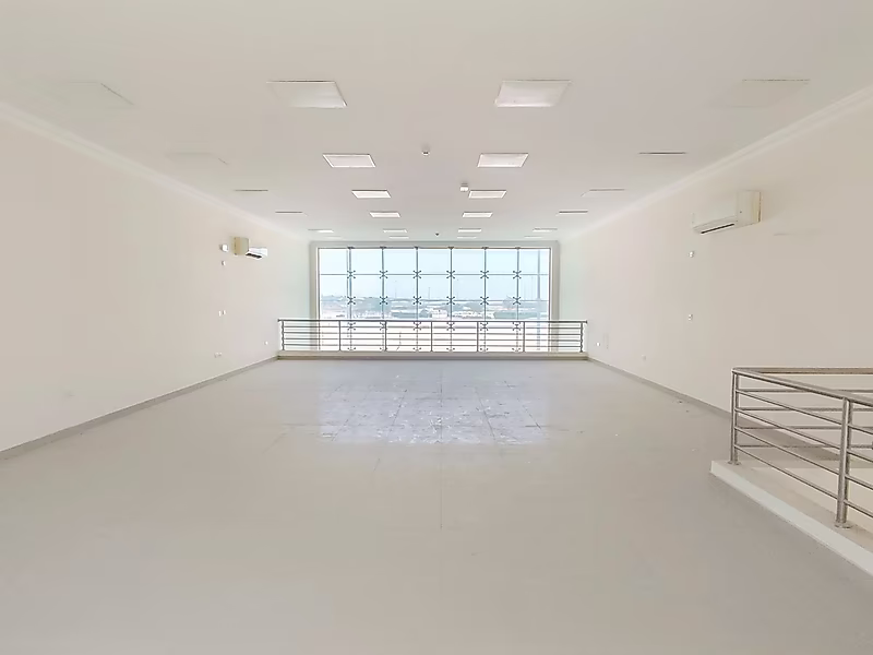 MODERN LOGISTICS HUB WITH SHOWROOM AND OFFICES - Photo 5