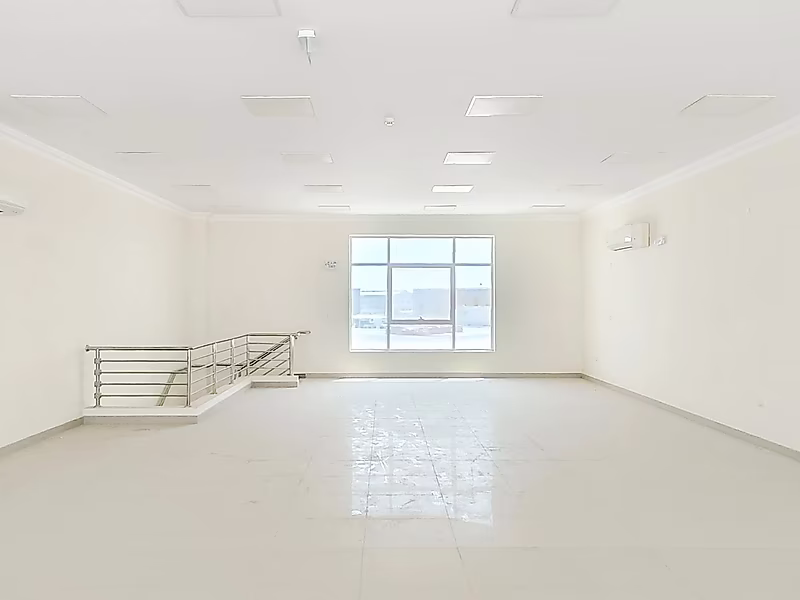 MODERN LOGISTICS HUB WITH SHOWROOM AND OFFICES - Photo 6