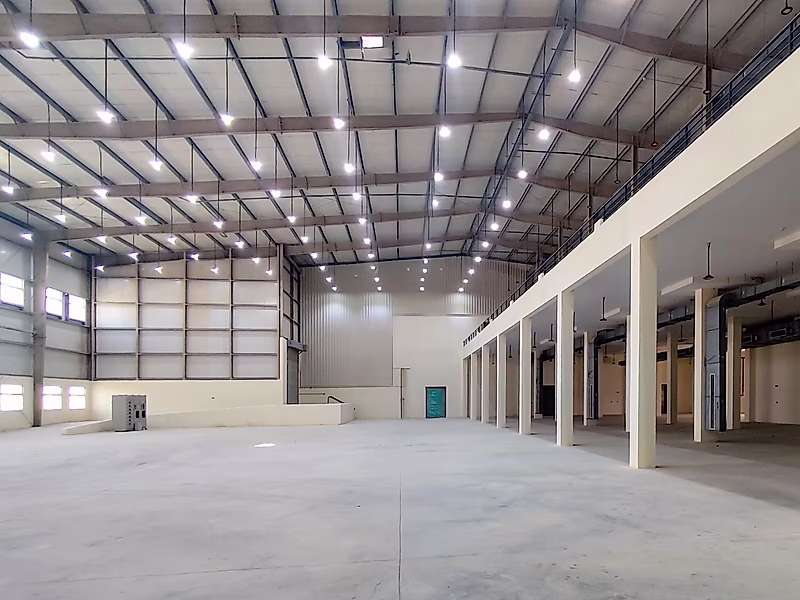 MODERN LOGISTICS HUB WITH SHOWROOM AND OFFICES - Photo 10