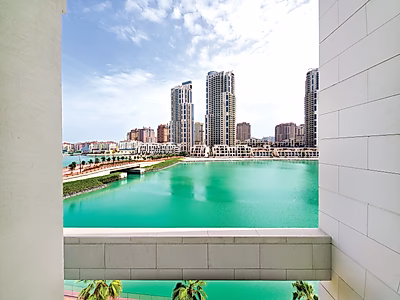 شقة فسيحة ذات ديكورات أنيقة