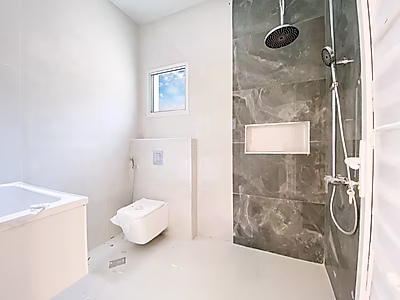 فيلا فاخرة تضم أكثر من 8 غرف نوم | جريان جنيحات