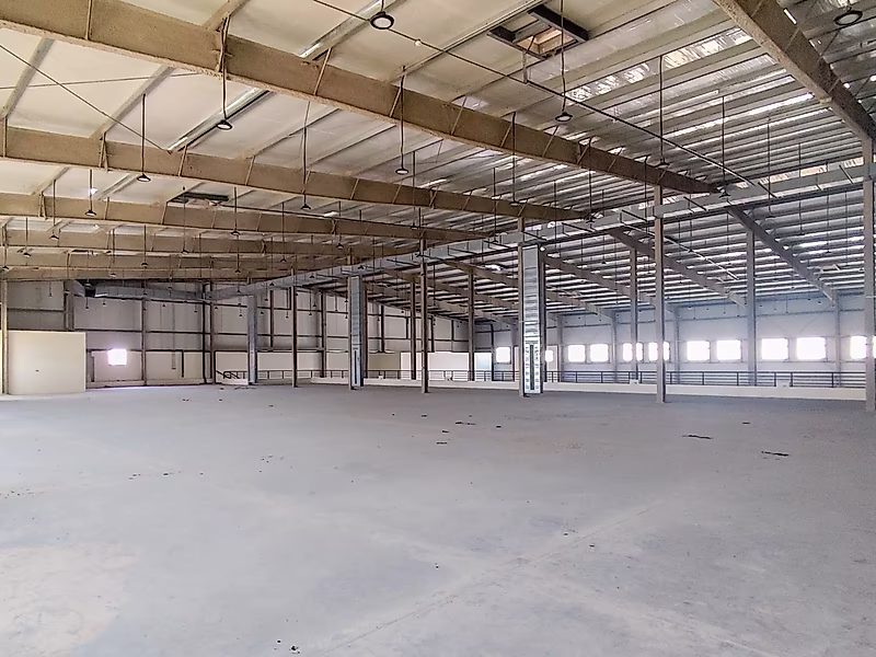 MODERN LOGISTICS HUB WITH SHOWROOM AND OFFICES - Photo 14