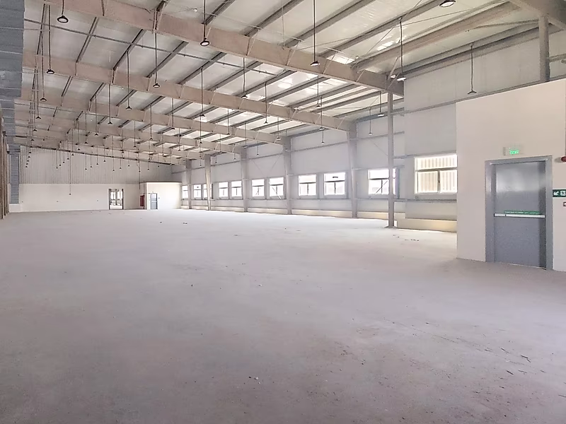 MODERN LOGISTICS HUB WITH SHOWROOM AND OFFICES - Photo 16