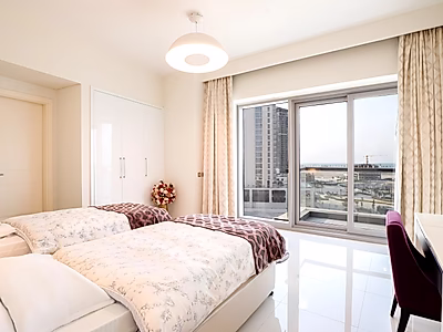 شقة رائعة من غرفتي نوم للإيجار | إطلالات خلابة على البحر والمدينة