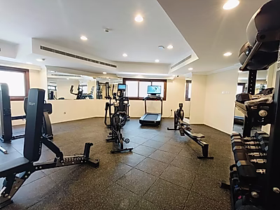 عرض خاص | شقة واسعة من 3 غرف نوم + غرفة خادمة شبه مفروشة