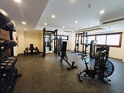 عرض خاص | شقة واسعة من 3 غرف نوم + غرفة خادمة شبه مفروشة