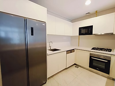 عرض خاص | شقة واسعة من 3 غرف نوم + غرفة خادمة شبه مفروشة