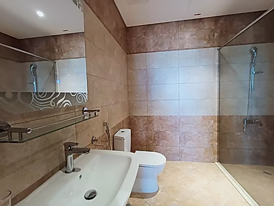 عرض خاص | شقة واسعة من 3 غرف نوم + غرفة خادمة شبه مفروشة