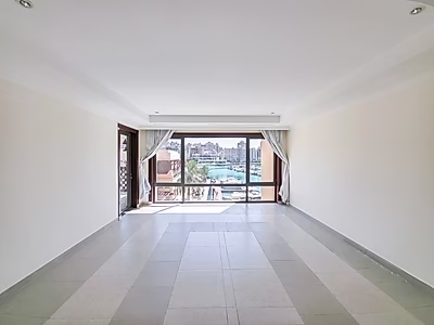 Chic 2BR Apartment with Scenic Marina Views