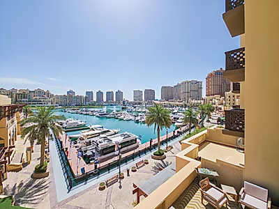 Chic 2BR Apartment with Scenic Marina Views