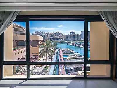 Chic 2BR Apartment with Scenic Marina Views