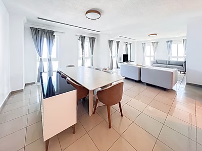 شقة مفروشة بالكامل 4 غرف نوم + مكتب | إطلالة جزئية على البحر | الفواتير مشمولة