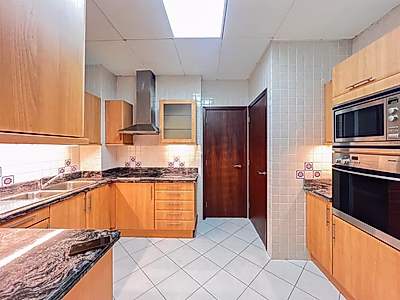 شقة مفروشة بالكامل 4 غرف نوم + مكتب | إطلالة جزئية على البحر | الفواتير مشمولة