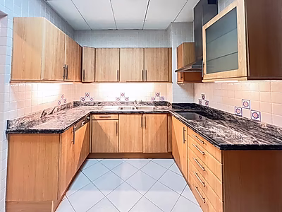 شقة مفروشة بالكامل 4 غرف نوم + مكتب | إطلالة جزئية على البحر | الفواتير مشمولة